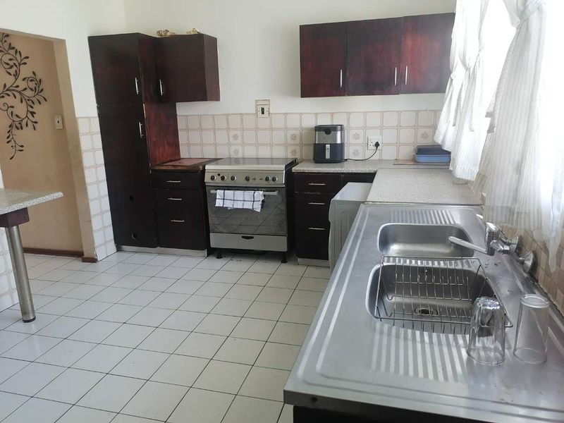 Spacious home with lots of spare land to expand. - Photo 10