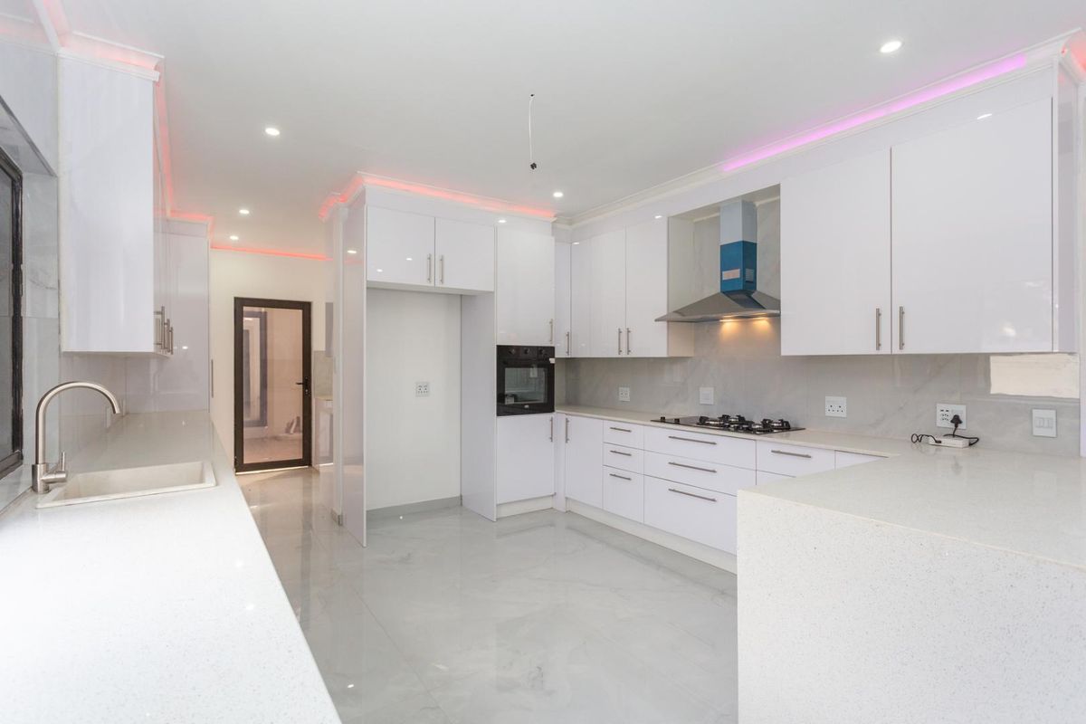 A Luxurious 5 Bed Home for Sale in Thorn Fields Estate - Photo 3
