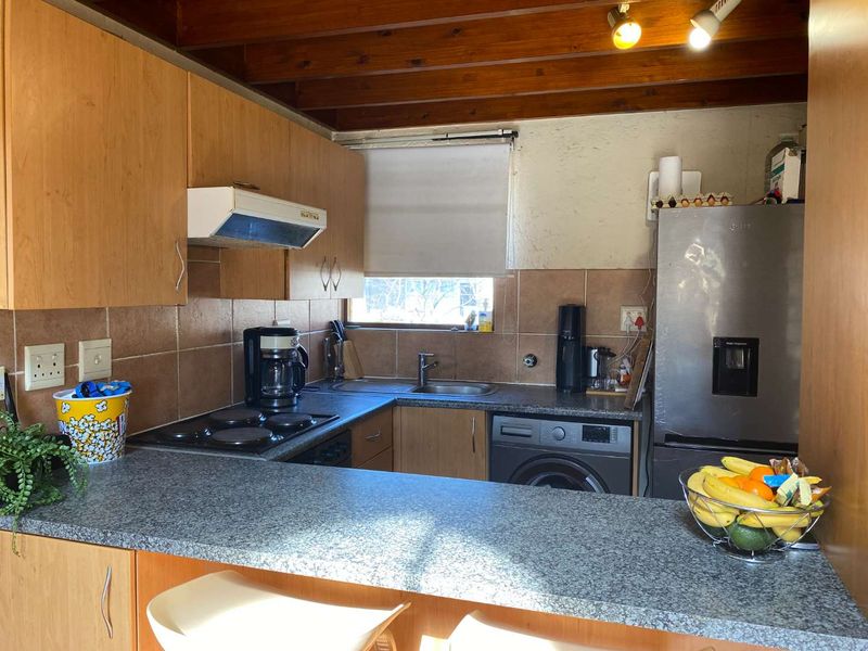 Sunny 1 Bed Apartment with Loft and 2 Balconies - Photo 3