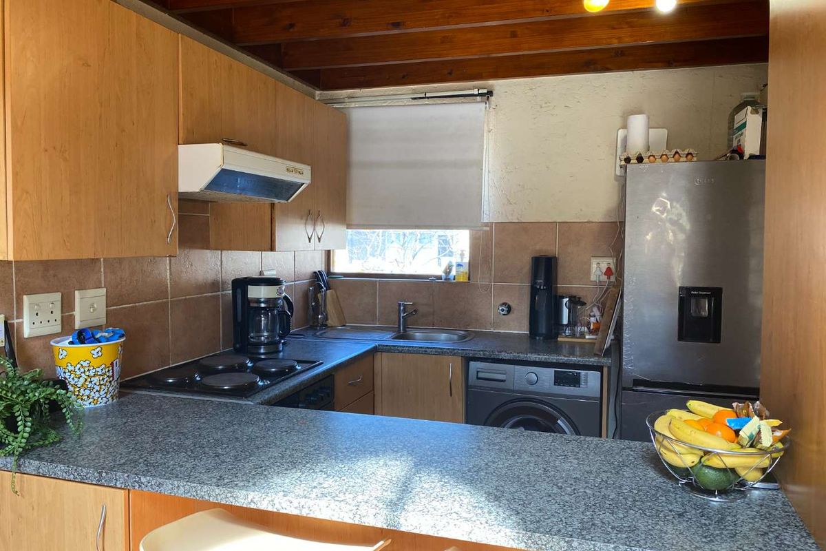 Sunny 1 Bed Apartment with Loft and 2 Balconies - Photo 3