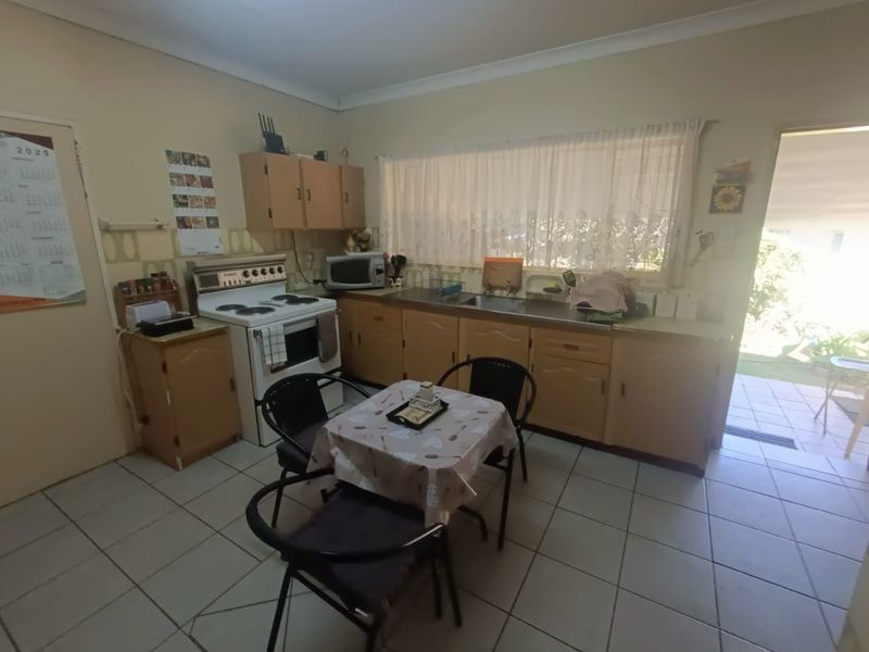 Spacious Family Home with Multiple Dwellings and Pool – Ideal Investment Opportunity - Photo 4