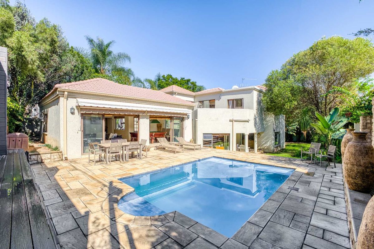 CHARMING 4 BEDROOM HOME IN THE LIFESTYLE ESTATE OF FOURWAYS GARDENS. - Photo 2