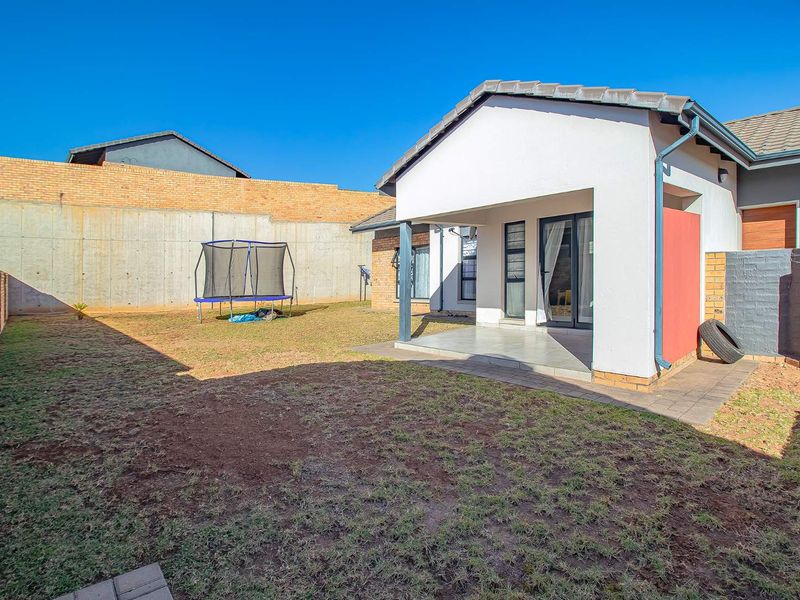 Three Bedroom home in Secure Estate - Photo 3