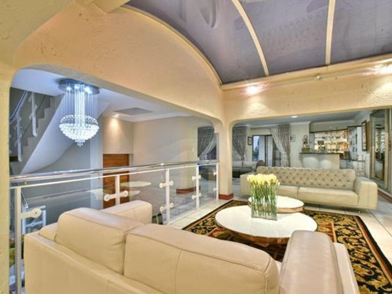 A Hillside Masterpiece with Panoramic Views & Unrivalled Entertaining - Photo 4