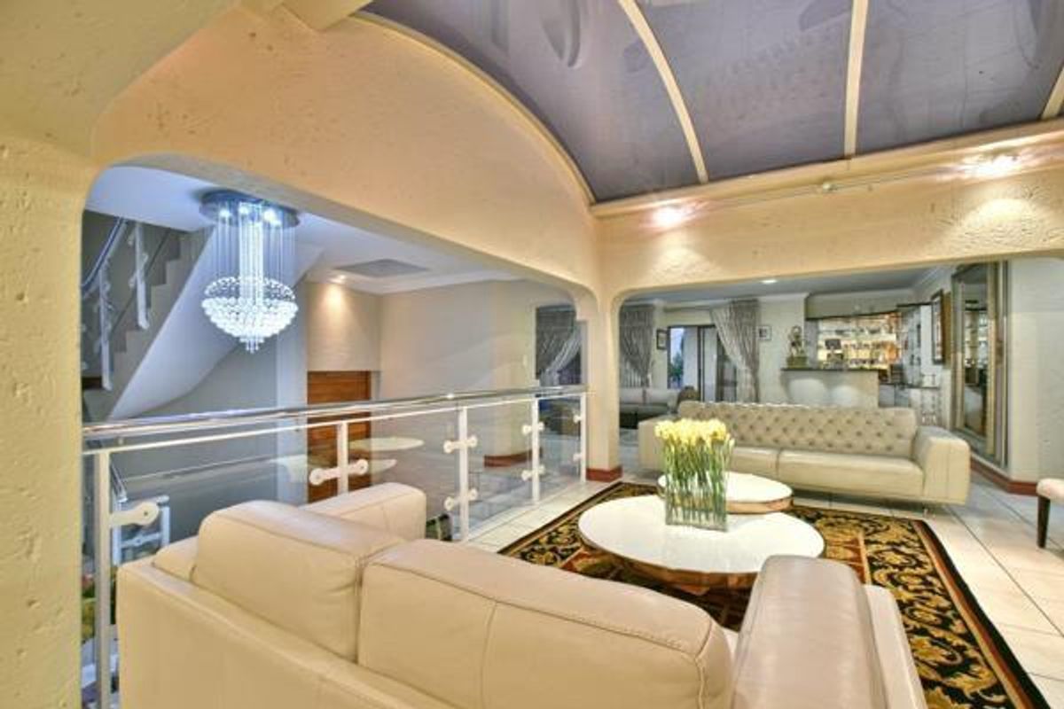 A Hillside Masterpiece with Panoramic Views & Unrivalled Entertaining - Photo 4