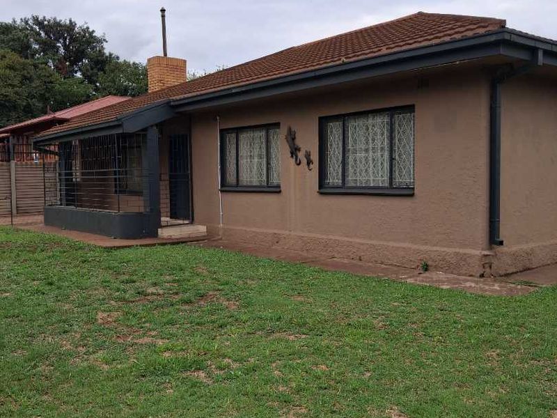 4 Bedroom House For Sale in Vanderbijlpark C.W 5 - Photo 2