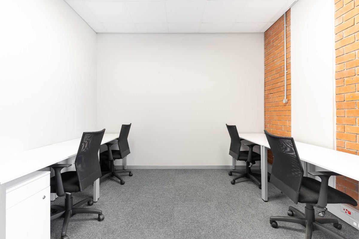 Serviced office space for 10 persons in Regus Black River Park - Photo 3