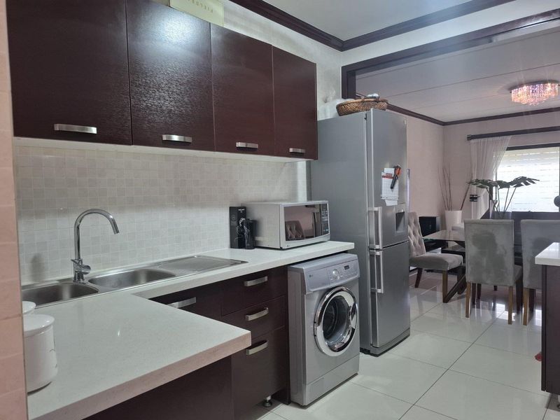 Live in the centre of it all- before it's all gone - Photo 5