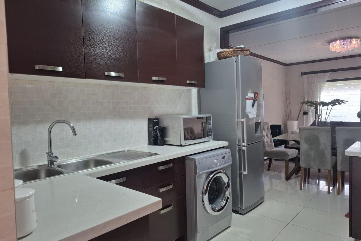 Live in the centre of it all- before it's all gone - Photo 5