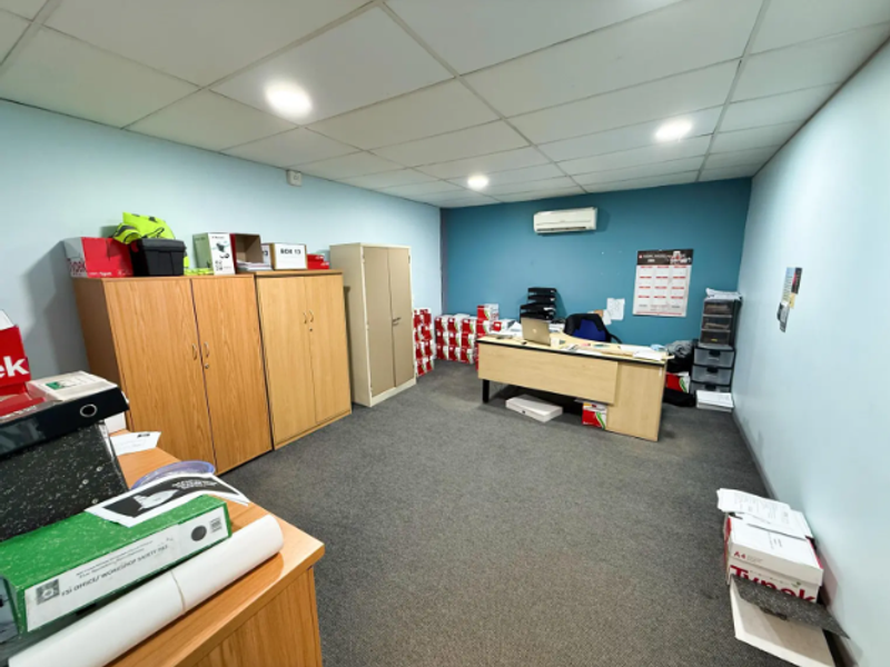 Large Trendy High-Spec Office Block with warehouse or workshop to Let - Photo 10