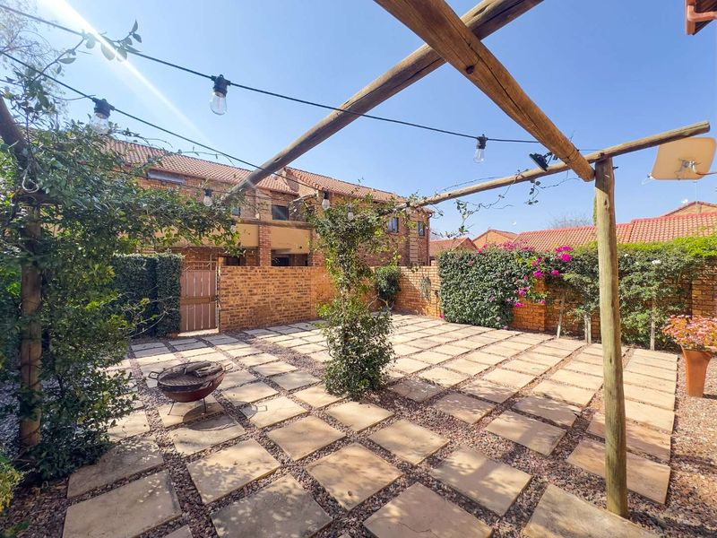Stylish Renovated 2 Bedroom Townhouse with Stunning Garden in Equestria - Photo 3