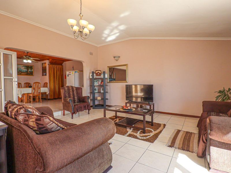 Elevated 3 Bedroom Duplex with Endless Potential – Montford, Chatsworth - Photo 7