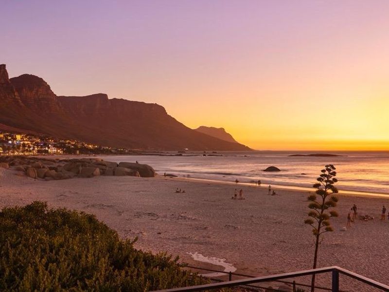 4 bedroom Bungalow For Sale in Glen Beach, Camps Bay - Photo 5