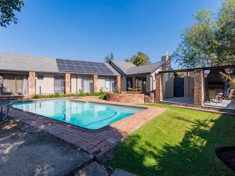 Stylish Family Living Meets Ultimate Entertainment – Modern 4-Bedroom Home in Glen Marais - Photo 2