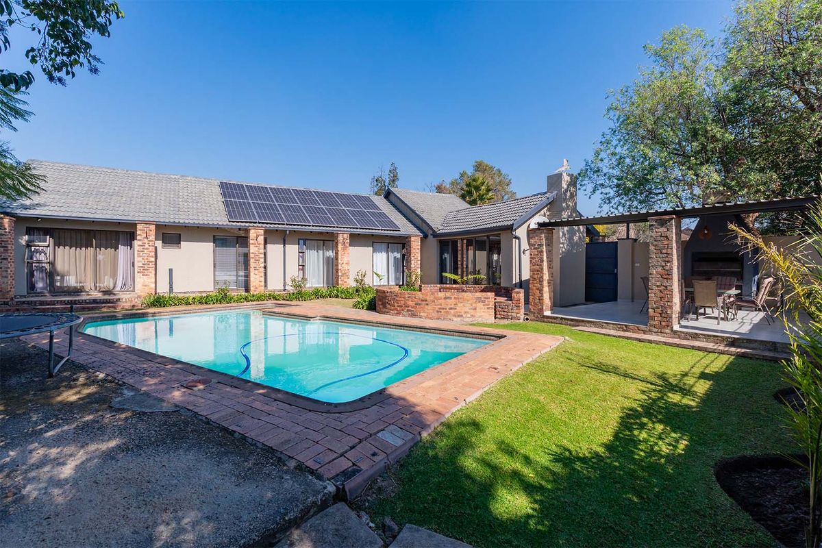 Stylish Family Living Meets Ultimate Entertainment – Modern 4-Bedroom Home in Glen Marais - Photo 2