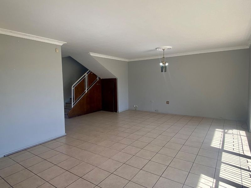 Charming Duplex: Comfort & Convenience Await! - Photo 4