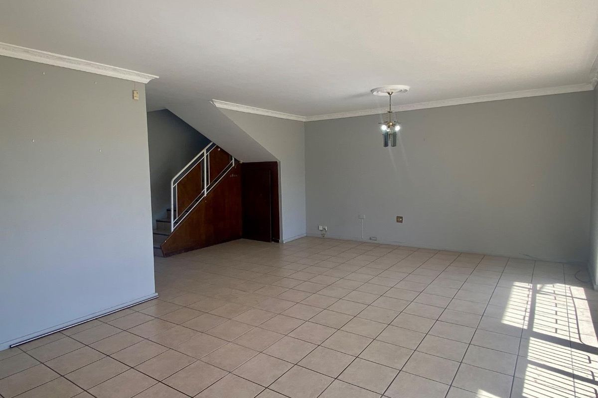 Charming Duplex: Comfort & Convenience Await! - Photo 4