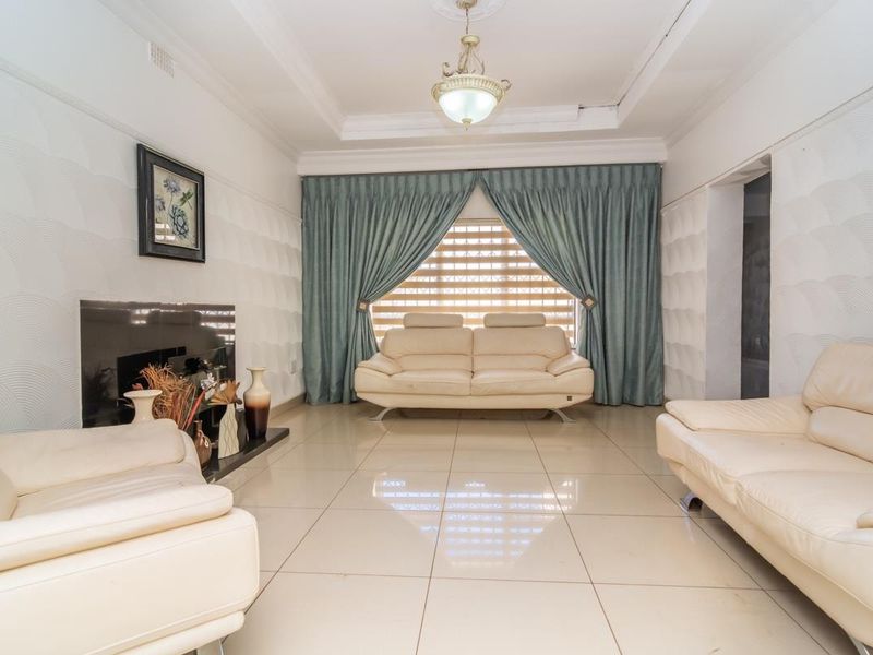 Spacious 4-Bedroom Family Home with Extensive Outbuildings and Modern Amenities - Photo 3