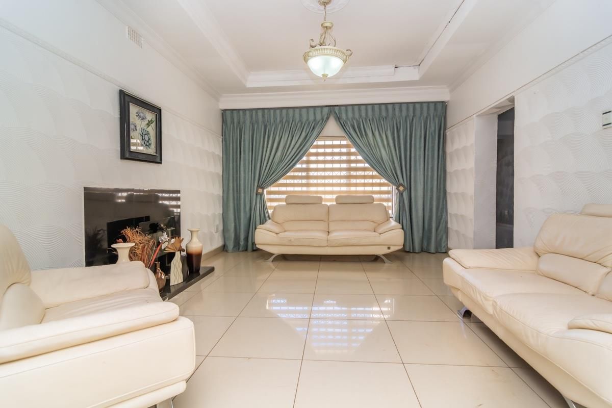 Spacious 4-Bedroom Family Home with Extensive Outbuildings and Modern Amenities - Photo 3