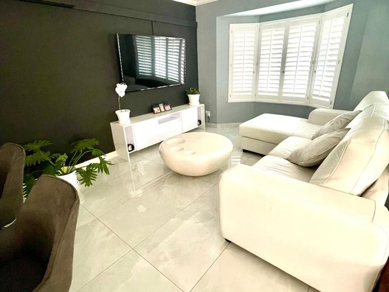Price reduced , back on the market, stunning 3 bedroom home - Photo 2