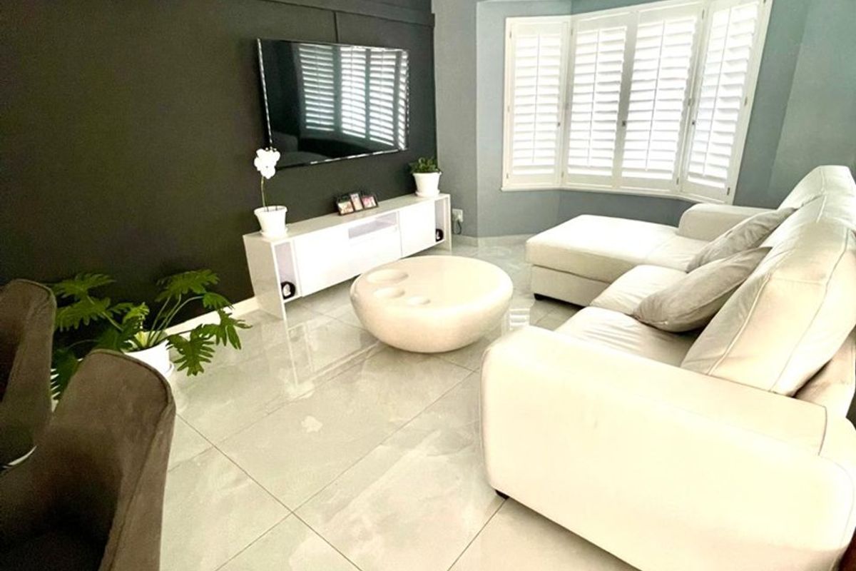 Price reduced , back on the market, stunning 3 bedroom home - Photo 2
