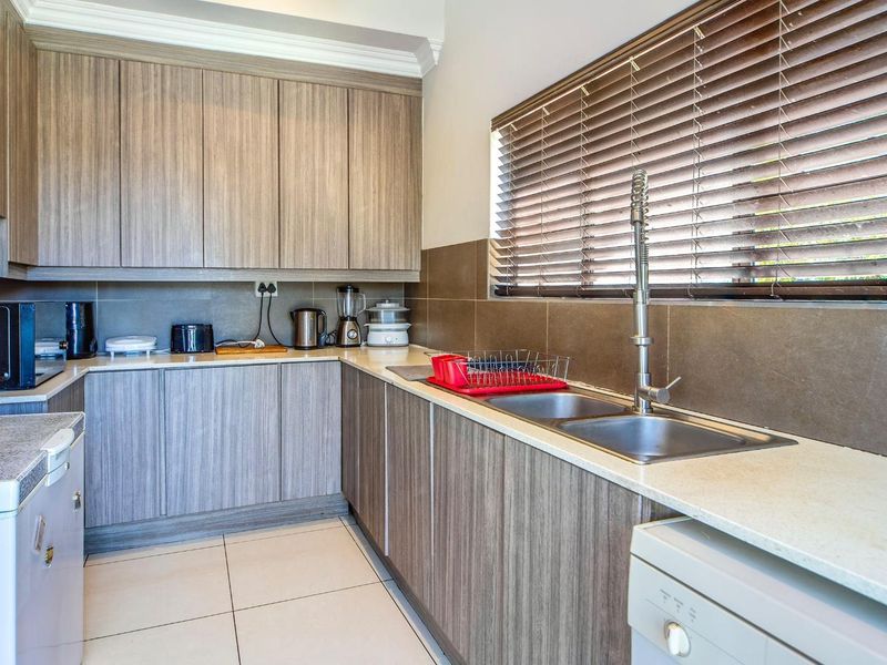 Five Bedroom Elegant Family Home For Sale in Waterfall Country Estate - Photo 7