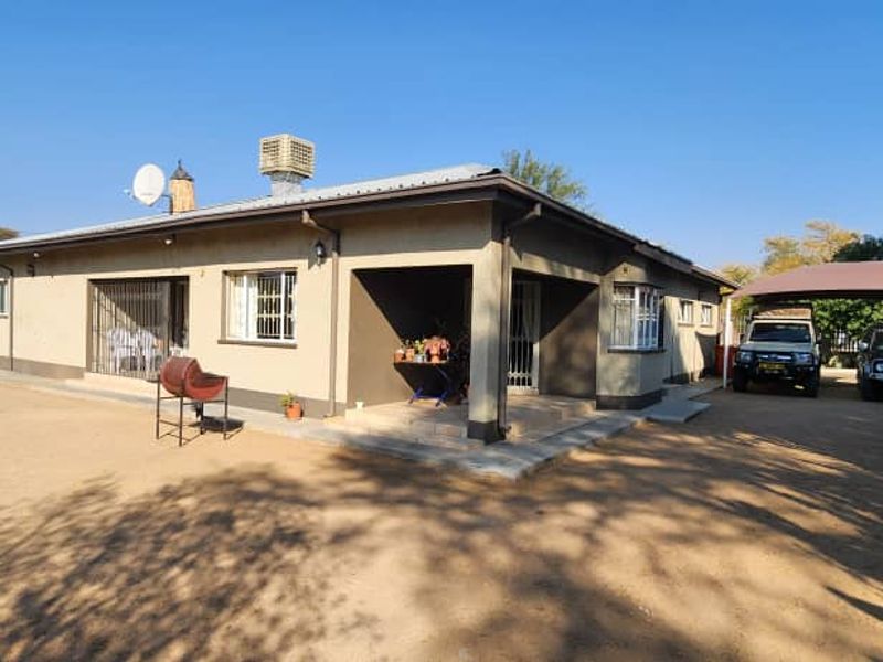 EXCLUSIVE SOLE MANDATE! Captivating and remarkably spacious family home for sale in a prime area of Okahandja! - Photo 9