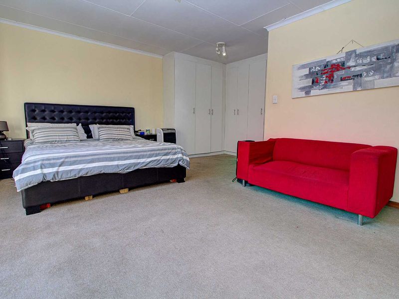 Charming Home with Expansive Main Bedroom! - Photo 9