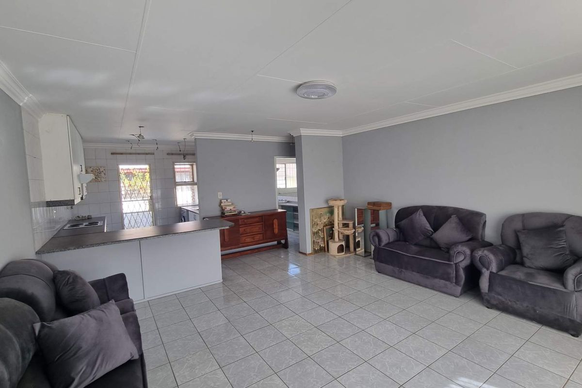 Facebrick Townhouse with Private Garden for Sale - Photo 2