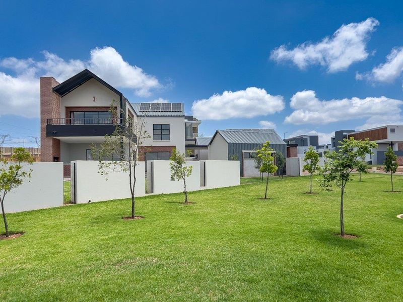 Eco-Conscious Luxury with Modern Views & Family Comfort - Photo 10