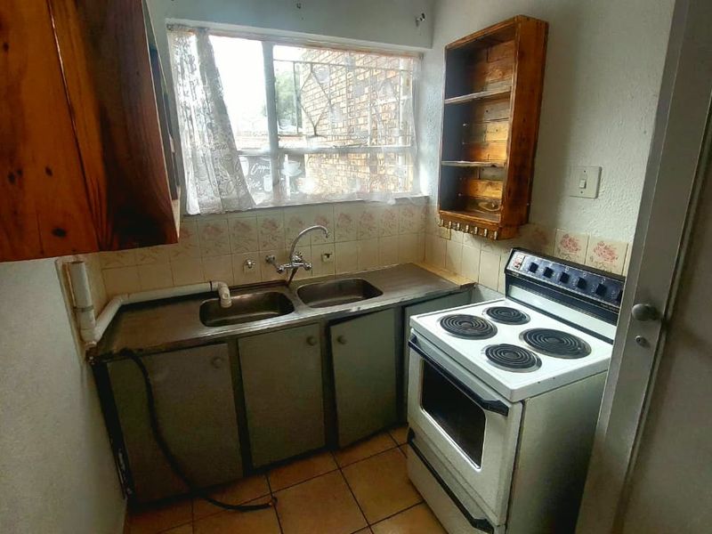 Ground Floor Unit in Secure Complex - Photo 6