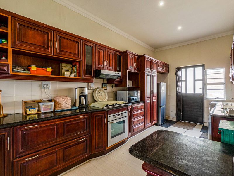 Level land home with 2 bed 2 bath cottage - Photo 7