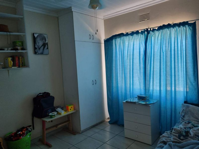 Family home with a small flatlet and pool - Photo 10