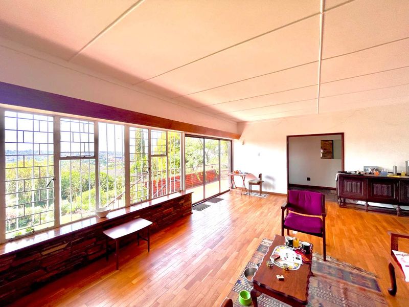 **Private, Hidden away, North-facing 6-Bedroom Family Home with Spectacular Views of Union Building and Loftus in Muckleneuk - House to Renovate** - Photo 2