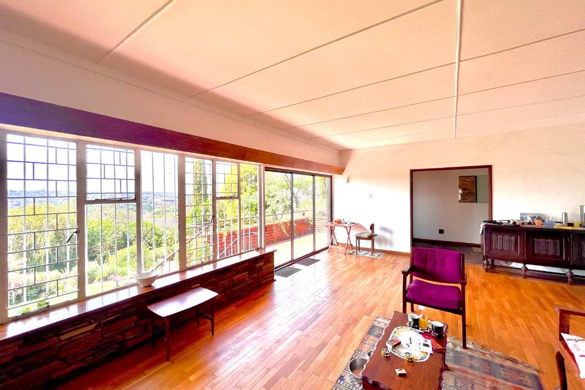 **Private, Hidden away, North-facing 6-Bedroom Family Home with Spectacular Views of Union Building and Loftus in Muckleneuk - House to Renovate** - Photo 2