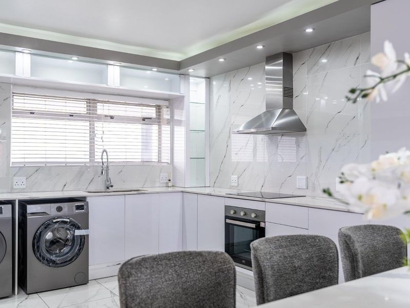 3 Bedroom Duplex Penthouse in the Iconic Knightsbridge, Century City - Photo 7