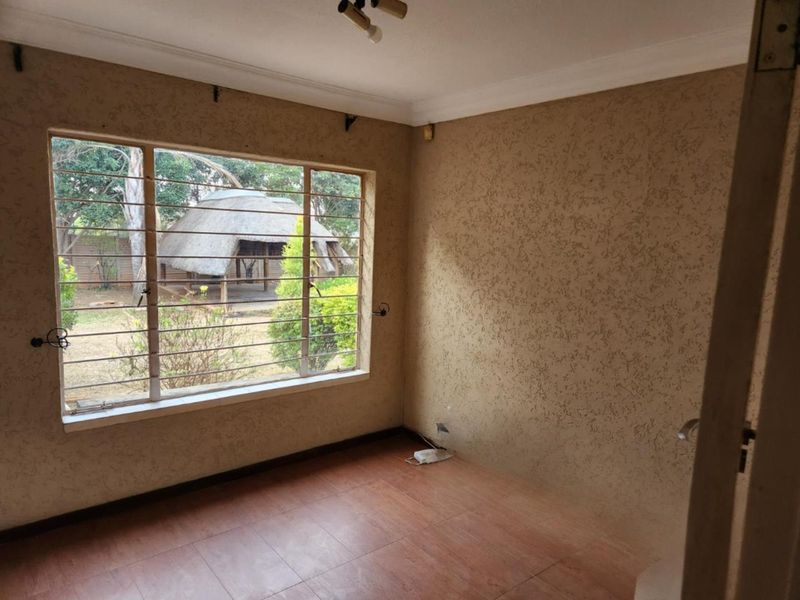 Priced to Sell - 3 Bedroom -2 Bathroom - Photo 9