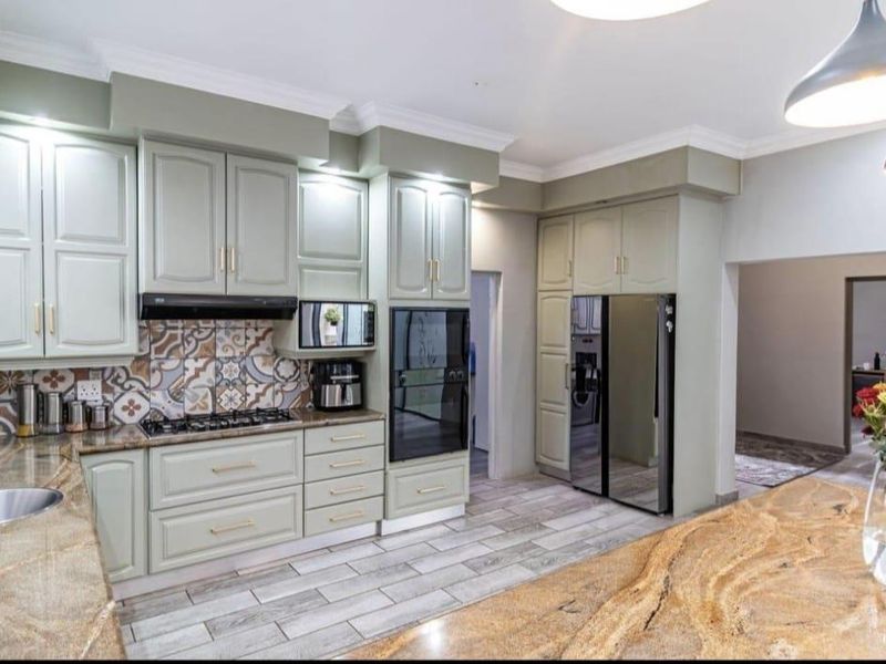 Stunning Fully Furnished Rental In Secure Midstream. - Photo 4