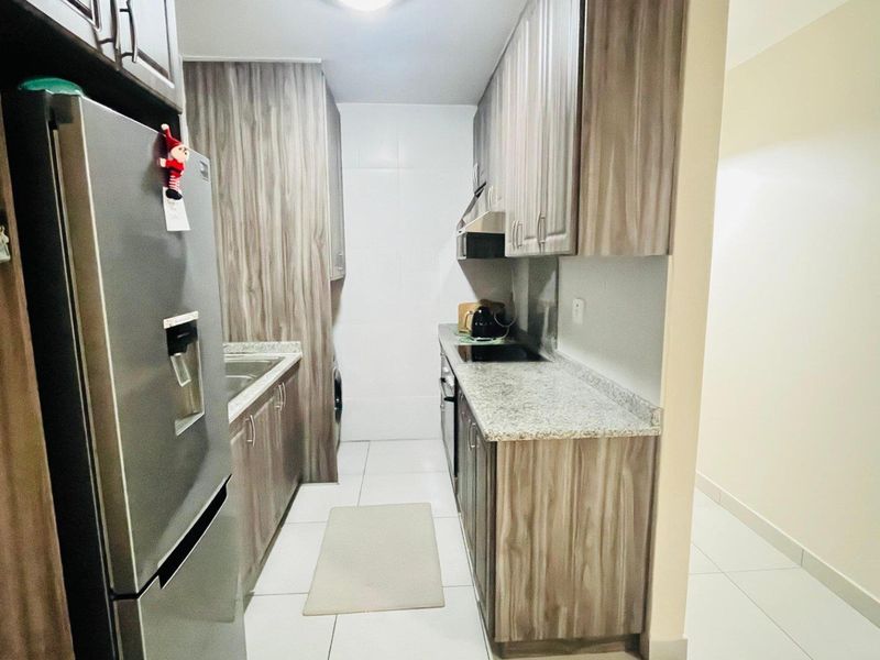 Beautifully Renovated Top-Floor 2 Bedroom Apartment – Move-In Ready - Photo 6