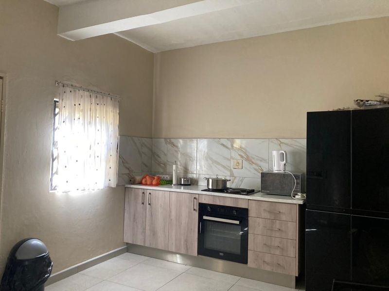 FOR SALE- 5 BEDROOM HOUSE IN WINDHOEK GRYSBLOCK, NAMIBIA - Photo 3