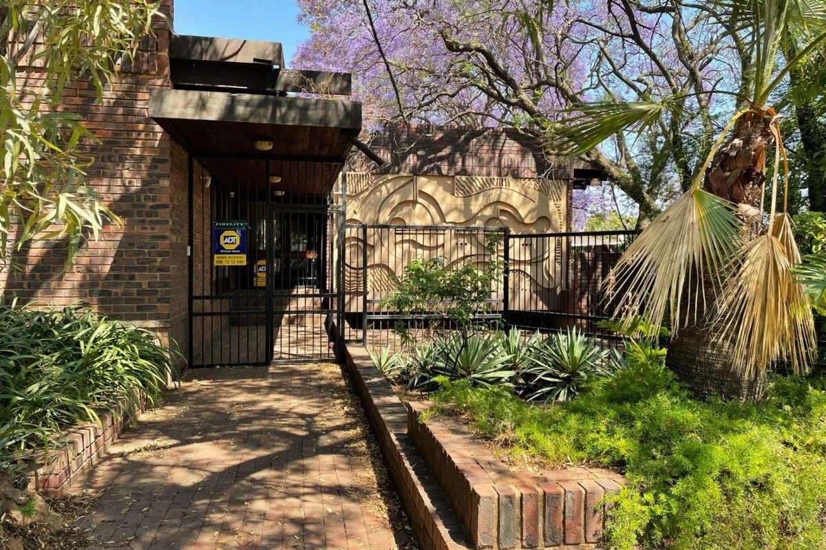 Charm and Style - Photo 2