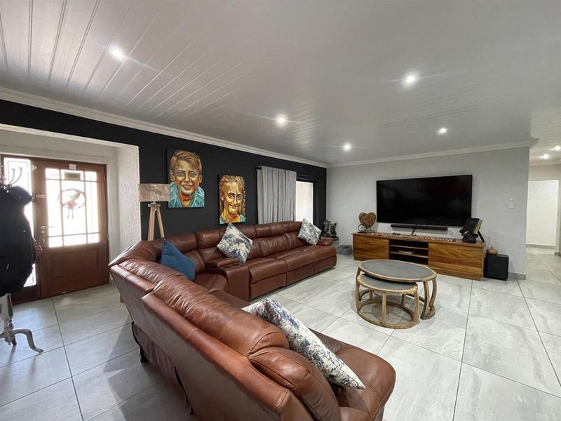 Contemporary 4-Bedroom Home in Monte Christo Eco Estate - Photo 3