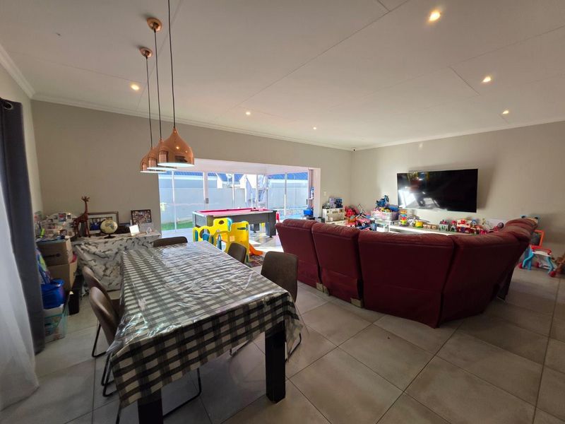 Family Haven in Sought After Leisure Bay Estate - Photo 7