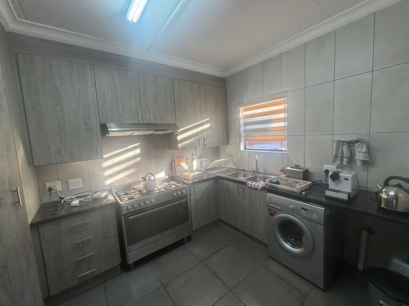 Stunning duplex unit in Olympus area. - Photo 10