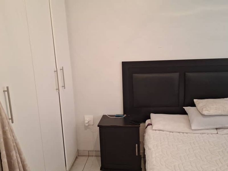 Young couple or Investors - Photo 2