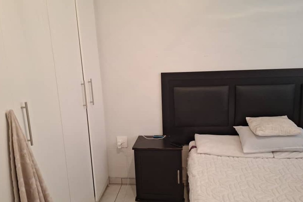 Young couple or Investors - Photo 2