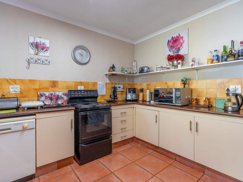 Spacious Family Home with Guest Cottage in Forest Hills - Photo 8