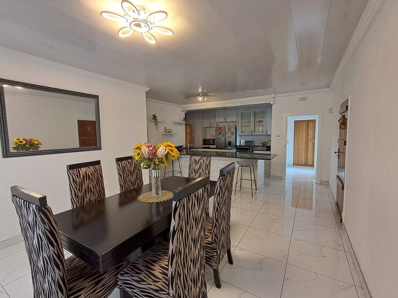 4 Bedroom house with 2 bedroom cottage - Photo 7