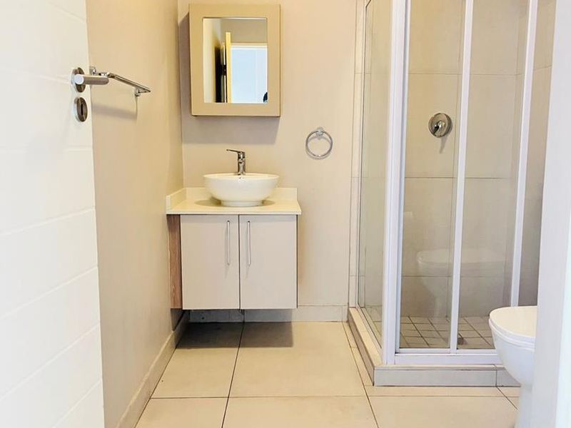 Stylish Midrand 1-Bed: Secure & Convenient - Photo 8