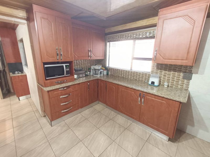 BEAUTIFUL FAMILY HOUSE FOR SALE IN THE REEDS!!!! - Photo 5